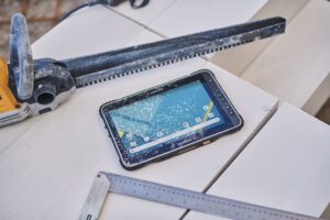 Tablette durcie ALGIZ RT10 Android résiste aux conditions les plus dures.