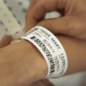 Étiquettes code à barre sur bracelet patient