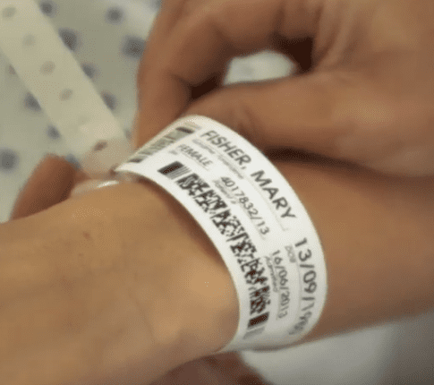 Étiquettes code à barre sur bracelet patient