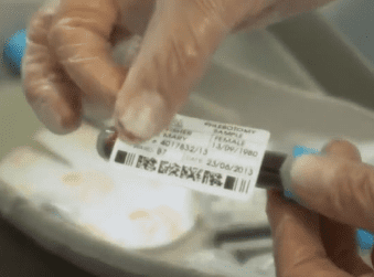 Étiquettes code à barre sur tube médical