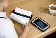 Imprimante mobile PJ-800 avec infirmière utilisant une connexion Bluetooth ou wifi depuis une tablette